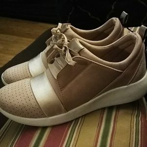 Brand New Women sneakers size 8 (no box).